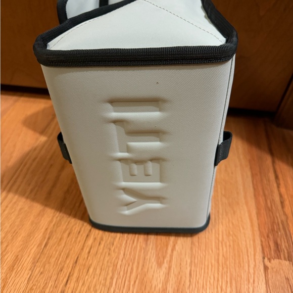 Yeti lunch bag sagebrush color discount great condition - Picture 3 of 3